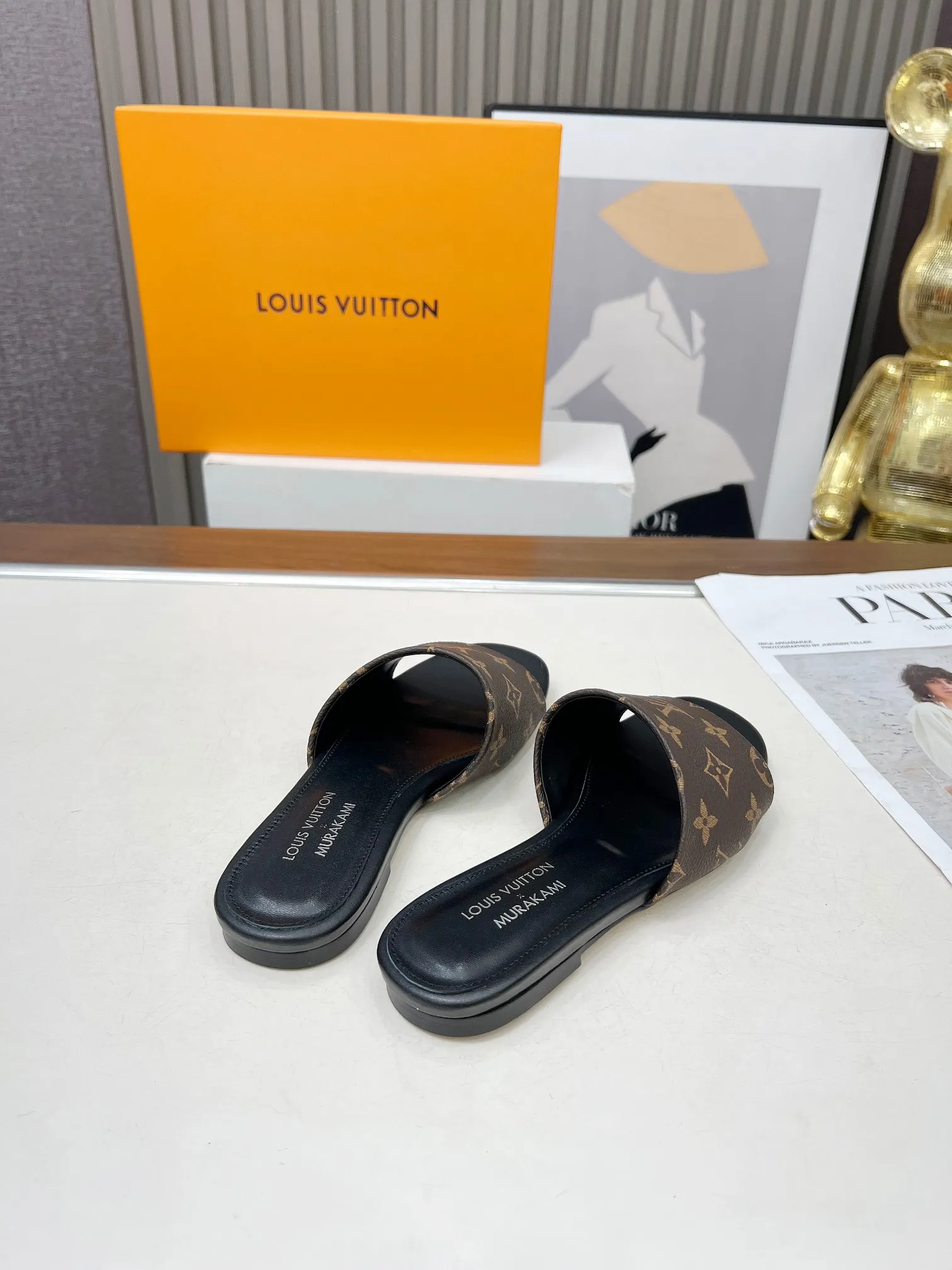 💕💕Factory direct selling price p380💕💕Vuiton’s latest 2025 spring and summer style. This sandal is from the Louis Vuitton The dotted LV logo on the upper brings a different visual feast to the hot summer. Color: coffee, white, black. Size: 35 to 40 (4142 can be customized, non-returnable and non-exchangeable) (leather sole can be customized +30 non-returnable and non-exchangeable)